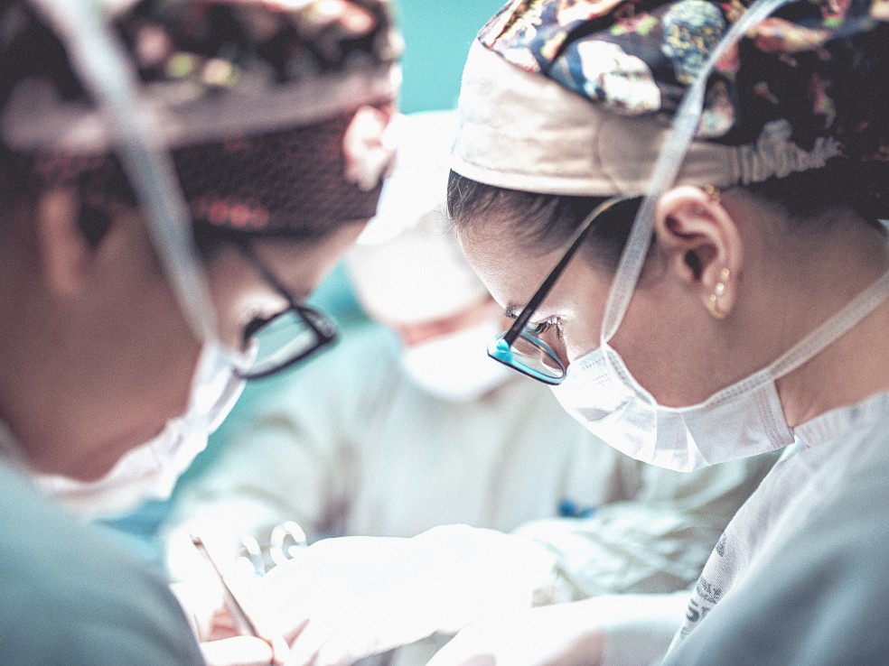 adicional de insalubridade - três profissionais da saúde realizando uma cirurgia
