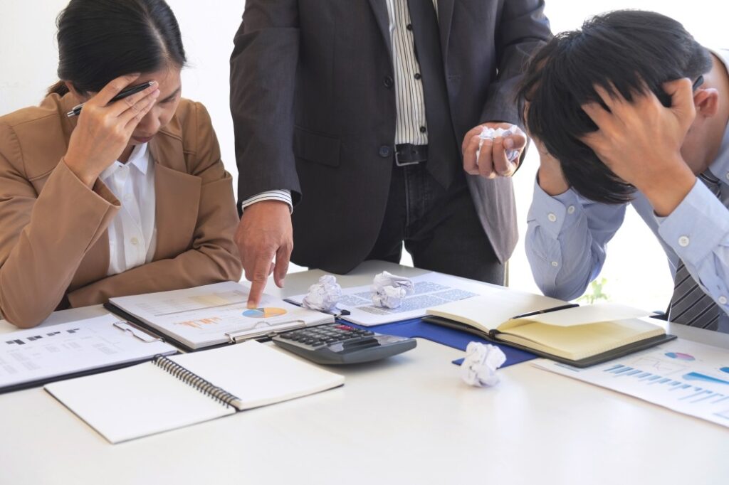 assédio moral no trabalho - dois funcionários sofrendo assédio moral