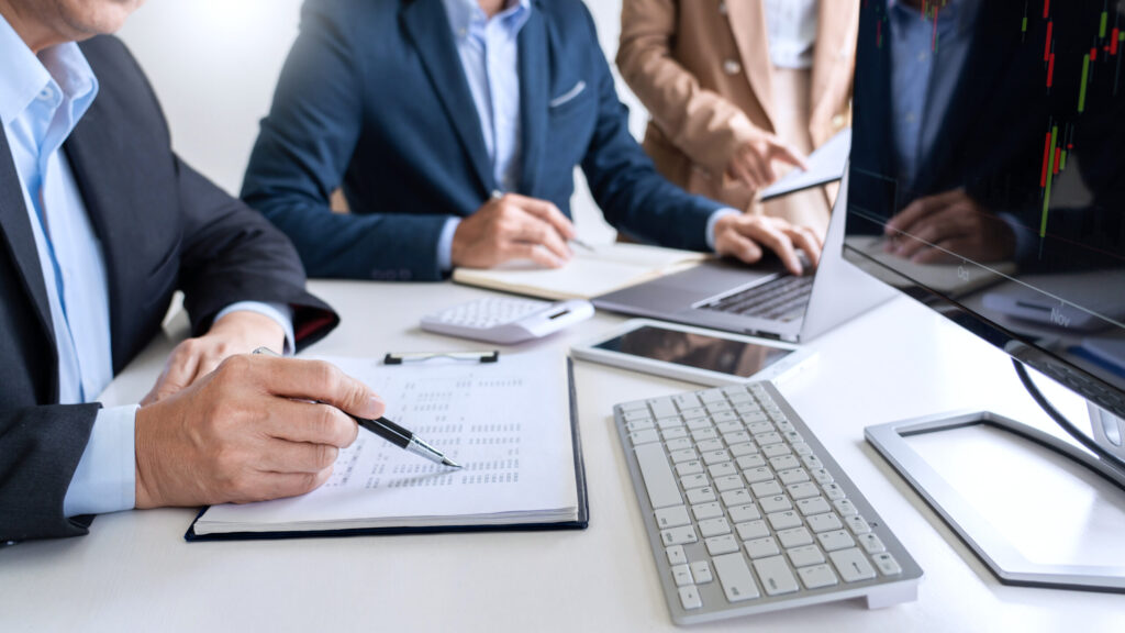 Compliance Trabalhista: entenda tudo sobre - grupo de empresários conversando sobre negócios