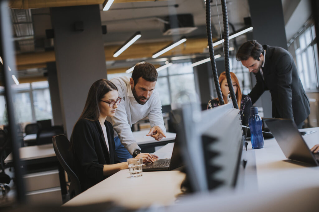 Relação de emprego: entenda como funciona - funcionários conversando em um escritório
